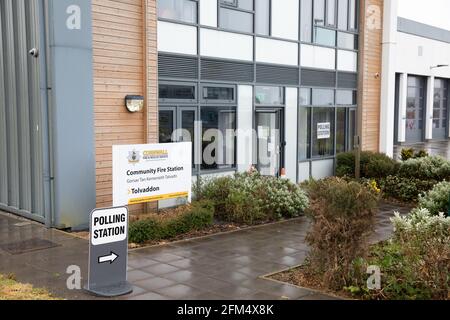 Tolvaddon, Cornovaglia, 6 maggio 2021, le elezioni del Consiglio della Cornovaglia si sono svolte oggi alla stazione dei vigili del fuoco della comunità della Cornovaglia, la stazione di polling è aperta dalle 7.00 alle 22.00 prima che le schede di polling siano tolte per essere contate. Credit: Keith Larby/Alamy Live News Foto Stock