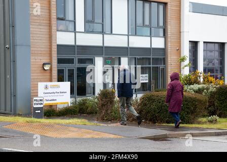 Tolvaddon, Cornovaglia, 6 maggio 2021, le elezioni del Consiglio della Cornovaglia si sono svolte oggi alla stazione dei vigili del fuoco della comunità della Cornovaglia, la stazione di polling è aperta dalle 7.00 alle 22.00 prima che le schede di polling siano tolte per essere contate. Credit: Keith Larby/Alamy Live News Foto Stock