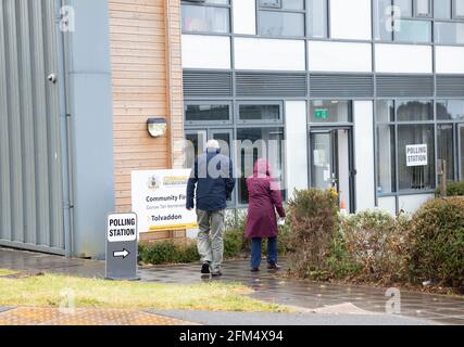 Tolvaddon, Cornovaglia, 6 maggio 2021, le elezioni del Consiglio della Cornovaglia si sono svolte oggi alla stazione dei vigili del fuoco della comunità della Cornovaglia, la stazione di polling è aperta dalle 7.00 alle 22.00 prima che le schede di polling siano tolte per essere contate. Credit: Keith Larby/Alamy Live News Foto Stock