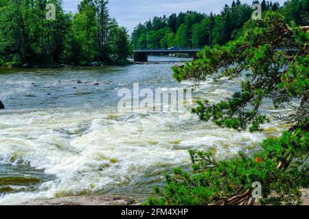 Finlandia, Kotka: Langinkoski rapido sul fiume Kumi in Kotka con ponte su acque tormentate. Aspro natura settentrionale. Foto Stock