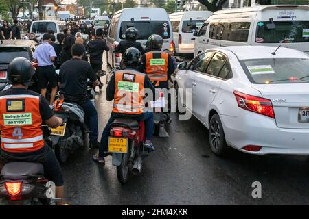 Automobili e motocicli in ingorgo di traffico andando ai funerali di Re Rama IX, Bangkok, Thailandia Foto Stock