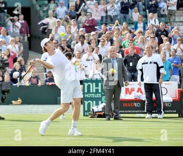 DAVID CUP TENNIS A WIMBLEDON. GRAN BRETAGNA V AUSTRIA 21/9/2008. ANDY MURRAY COLPISCE LE PALLINE NELLA FOLLA DOPO LA SUA VITTORIA. IMMAGINE DAVID ASHDOWN Foto Stock