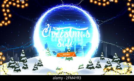 Vendita di Natale, banner sconto con paesaggio invernale, cielo stellato, pulsante e portale rotondo con fulmini e offerta Foto Stock