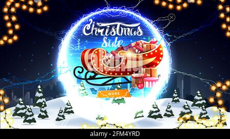Vendita di Natale, banner sconto con paesaggio invernale, cielo stellato, pulsante, Santa Sleigh con regali e portale rotondo con fulmini e offerta Foto Stock
