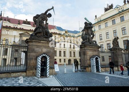 Ingresso al Castello di Praga con casseforti e archi monumentali e statue in Piazza Hradcanske Praga, repubblica Ceca Foto Stock