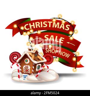 Vendita di Natale, striscione di sconto sotto forma di nastro rosso, ghirlanda avvolta intorno al nastro e casa di pan di zenzero di Natale. Banner sconto isolato Foto Stock