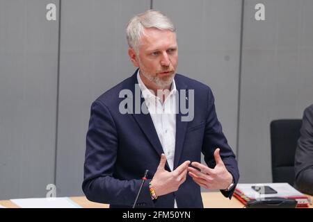 Berlino, Germania. 06 maggio 2021. Sebastian Scheel (Die Linke), senatore per l'edilizia, in una sessione plenaria della Camera dei rappresentanti di Berlino. Credit: Jörg Carstensen/dpa/Alamy Live News Foto Stock