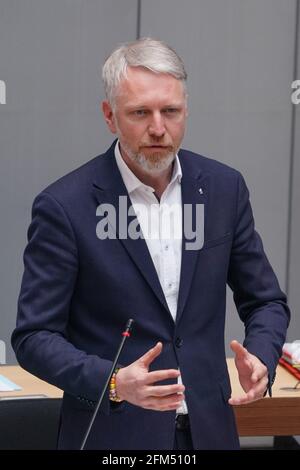 Berlino, Germania. 06 maggio 2021. Sebastian Scheel (Die Linke), senatore per l'edilizia, in una sessione plenaria della Camera dei rappresentanti di Berlino. Credit: Jörg Carstensen/dpa/Alamy Live News Foto Stock