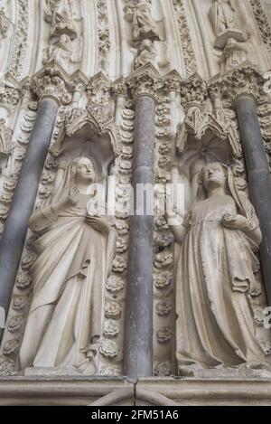 Foto verticale del muro di una cattedrale con sculture e ornamenti a Toledo, Spagna Foto Stock