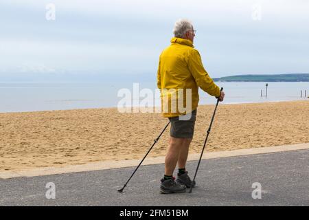 Poole, Dorset UK. 6 maggio 2021. Tempo in Gran Bretagna: nuvoloso e coperto a Poole spiagge, come poche persone si diriga verso il mare per aria fresca e l'esercizio. Credit: Carolyn Jenkins/Alamy Live News Foto Stock