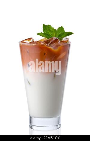 Caffè ghiacciato con panna in vetro a forma di highball isolato su bianco sfondo Foto Stock