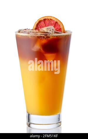 Limonata fresca e rinfrescante con ciliegia e arancio isolato su bianco sfondo Foto Stock