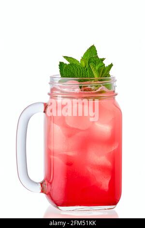 Limonata fredda di fragole in vaso di mason isolato su sfondo bianco Foto Stock