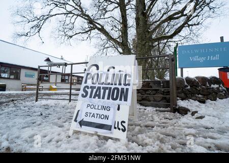 Dalwhinnie, Scozia, Regno Unito. 6 maggio 2021. Pernottamento neve in alla stazione di polling nel municipio del villaggio di Dalwhinnie nelle Highlands scozzesi. Oggi i cittadini vanno alle urne in Scozia per eleggere nuovi deputati del Parlamento scozzese. PIC; responsabile dell'informazione per la stazione di polling, Bill Carr, che lavora oggi alla Dalwhinnie Village Hall. Iain Masterton/Alamy Live News Foto Stock