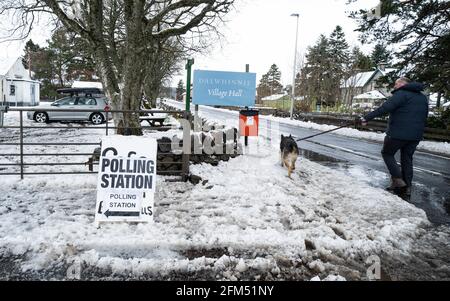 Dalwhinnie, Scozia, Regno Unito. 6 maggio 2021. Pernottamento neve in alla stazione di polling nel municipio del villaggio di Dalwhinnie nelle Highlands scozzesi. Oggi i cittadini vanno alle urne in Scozia per eleggere nuovi deputati del Parlamento scozzese. PIC; responsabile dell'informazione per la stazione di polling, Bill Carr, che lavora oggi alla Dalwhinnie Village Hall. Iain Masterton/Alamy Live News Foto Stock