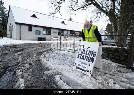 Dalwhinnie, Scozia, Regno Unito. 6 maggio 2021. Pernottamento neve in alla stazione di polling nel municipio del villaggio di Dalwhinnie nelle Highlands scozzesi. Oggi i cittadini vanno alle urne in Scozia per eleggere nuovi deputati del Parlamento scozzese. PIC; responsabile dell'informazione per la stazione di polling, Bill Carr, che lavora oggi alla Dalwhinnie Village Hall. Iain Masterton/Alamy Live News Foto Stock