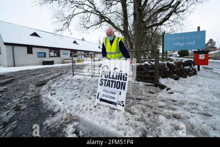 Dalwhinnie, Scozia, Regno Unito. 6 maggio 2021. Pernottamento neve in alla stazione di polling nel municipio del villaggio di Dalwhinnie nelle Highlands scozzesi. Oggi i cittadini vanno alle urne in Scozia per eleggere nuovi deputati del Parlamento scozzese. PIC; responsabile dell'informazione per la stazione di polling, Bill Carr, che lavora oggi alla Dalwhinnie Village Hall. Iain Masterton/Alamy Live News Foto Stock