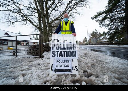 Dalwhinnie, Scozia, Regno Unito. 6 maggio 2021. Pernottamento neve in alla stazione di polling nel municipio del villaggio di Dalwhinnie nelle Highlands scozzesi. Oggi i cittadini vanno alle urne in Scozia per eleggere nuovi deputati del Parlamento scozzese. PIC; responsabile dell'informazione per la stazione di polling, Bill Carr, che lavora oggi alla Dalwhinnie Village Hall. Iain Masterton/Alamy Live News Foto Stock