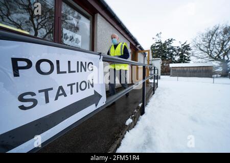 Dalwhinnie, Scozia, Regno Unito. 6 maggio 2021. Pernottamento neve in alla stazione di polling nel municipio del villaggio di Dalwhinnie nelle Highlands scozzesi. Oggi i cittadini vanno alle urne in Scozia per eleggere nuovi deputati del Parlamento scozzese. PIC; responsabile dell'informazione per la stazione di polling, Bill Carr, che lavora oggi alla Dalwhinnie Village Hall. Iain Masterton/Alamy Live News Foto Stock