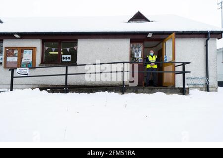 Dalwhinnie, Scozia, Regno Unito. 6 maggio 2021. Pernottamento neve in alla stazione di polling nel municipio del villaggio di Dalwhinnie nelle Highlands scozzesi. Oggi i cittadini vanno alle urne in Scozia per eleggere nuovi deputati del Parlamento scozzese. PIC; responsabile dell'informazione per la stazione di polling, Bill Carr, che lavora oggi alla Dalwhinnie Village Hall. Iain Masterton/Alamy Live News Foto Stock