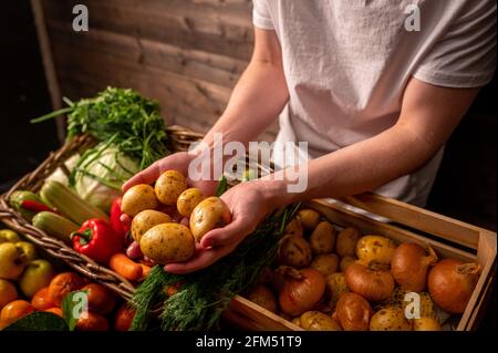 cestino con frutta e verdura fresche, cibo sano, frutta e verdura naturali Foto Stock
