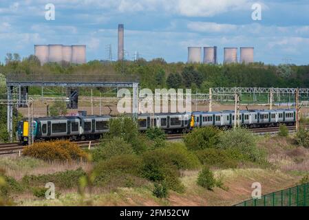 Un treno dell'EMU nord-occidentale di Londra Classe 350 gestito da treni delle West Midlands raffigurati a Ditton vicino a Widnes sulla West Coast Main Line. Fiddlers Ferry Foto Stock