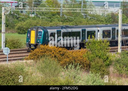 Un treno dell'EMU nord-occidentale di Londra Classe 350 gestito da treni delle West Midlands raffigurati a Ditton vicino a Widnes sulla West Coast Main Line. Foto Stock