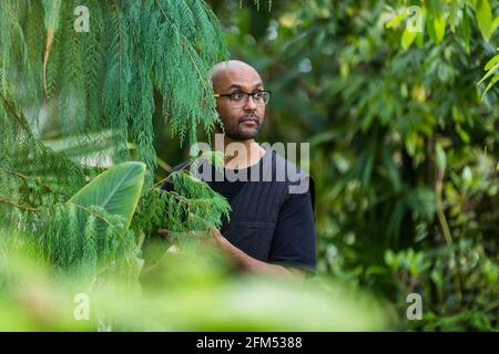 Kew Gardens, Richmond, Regno Unito. 6 maggio 2021. Estate a Kew: Mondo segreto delle piante. Jason Singh, musicista botanico e beatboxer, ha utilizzato la tecnologia dei biodati per registrare i segnali elettrici delle piante, trasformandole in splendide canzoni di sopravvivenza nell'iconica Tempperate House. Credit: amanda Rose/Alamy Live News Foto Stock