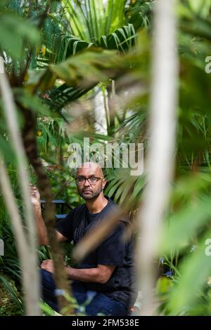 Kew Gardens, Richmond, Regno Unito. 6 maggio 2021. Estate a Kew: Mondo segreto delle piante. Jason Singh, musicista botanico e beatboxer, ha utilizzato la tecnologia dei biodati per registrare i segnali elettrici delle piante, trasformandole in splendide canzoni di sopravvivenza nell'iconica Tempperate House. Credit: amanda Rose/Alamy Live News Foto Stock