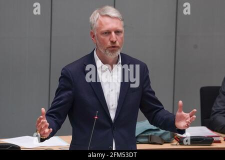 Berlino, Germania. 06 maggio 2021. Sebastian Scheel (Die Linke), senatore per l'edilizia, in una sessione plenaria della Camera dei rappresentanti di Berlino. Credit: Jörg Carstensen/dpa/Alamy Live News Foto Stock