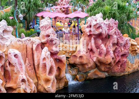 URAYASU, CHIBA, GIAPPONE - Set 25, 2020: Un primo piano delle pareti a tema della laguna nella zona della Laguna delle Sirene del Mar Disney di Tokyo a Urayasu, Chiba, Giappone. Foto Stock