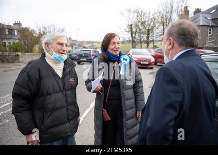 Strichen, Scozia, Regno Unito. 6 maggio 2021. NELLA FOTO: Alex Salmond, leader del Partito Alba, ha visto chiacchierare con un costituente locale e candidato del Partito Alba per il Nord Est, Dot Jessiman, visto nella città di New Deer, il giorno delle elezioni parlamentari scozzesi. PIC Credit: Colin Fisher/Alamy Live News Foto Stock