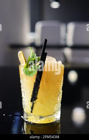 Cocktail fresco con ghiaccio, menta e lime su sfondo scuro Foto Stock