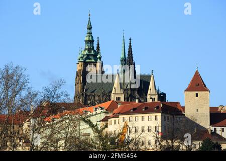 Cattedrale di San Vito e Castello di Praga sopra i tetti di Hradcany, Praga, repubblica Ceca Foto Stock