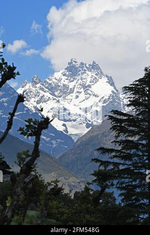 Vista dello Swargarohini un massiccio montano nella catena Saraswati del Garhwal Himalaya, India Foto Stock