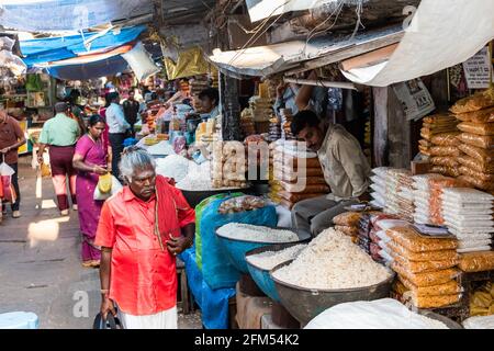 Mysuru, Karnataka, India - Gennaio 2019: Negozi presso l'affollato mercato Devaraja nella città di Mysore. Foto Stock