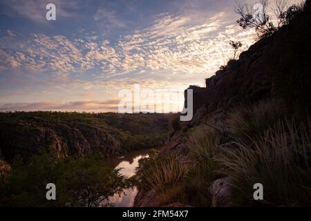 Alba nella luce drammatica sul paesaggio di Katherine Gorge e il fiume nel Nitmiluk National Park, Northern Territory, Australia Foto Stock
