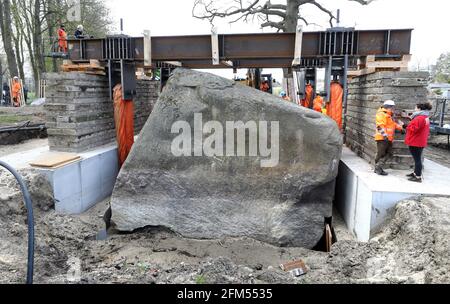 Altentreptow, Germania. 06 maggio 2021. La "Big Stone", che pesa circa 400 tonnellate, viene sollevata mediante presse idrauliche e cinghie. La rimozione del secondo blocco erratico più grande delle epoche del ghiaccio settentrionale sulla terraferma tedesca entro il 2.50 è in corso su iniziativa del consiglio comunale, come il gigantesco blocco erratico con le dimensioni di una casa distaccata ha finora solo protrarsi circa la metà della sua altezza dal suolo. Credit: Bernd Wüstneck/dpa-Zentralbild/dpa/Alamy Live News Foto Stock