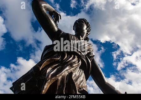 MAR DEL PLATA, ARGENTINA - 25 aprile 2021: Statua della dea Artemis-Diana la Cacciatrice in Plaza Mitre, Mar del Plata, Buenos Aires, Argentina Foto Stock