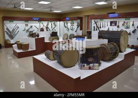 Strumenti musicali e oggetti al Museo, Tribal Research and Training Institute Tribal Cultural Museum, Pune, Maharashtra, India Foto Stock