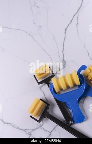Vista dall'alto dei rulli in spugna su uno sfondo di marmo bianco Foto Stock