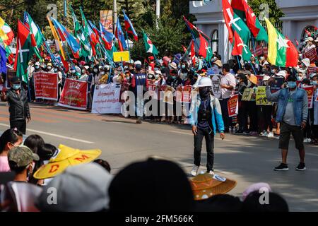 I manifestanti anti anti militari detengono bandiere di Myanmar durante una manifestazione pacifica contro il colpo di stato militare. Una folla massiccia scese nelle strade di Lashio per protestare contro il colpo di stato militare e chiese il rilascio di Aung San Suu Kyi. L'esercito del Myanmar ha arrestato il consigliere di Stato del Myanmar Aung San Suu Kyi il 01 febbraio 2021 e ha dichiarato uno stato di emergenza mentre coglie il potere nel paese per un anno dopo aver perso l'elezione contro la Lega nazionale per la democrazia (NLD). Foto Stock