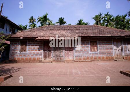 Tipica casa tradizionale con pietra locale e legno da ovest Costa dell'India Foto Stock