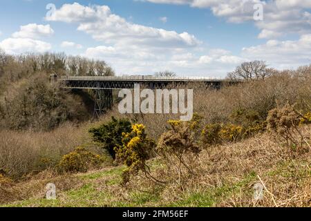 Meldon Viaduct trasportava la ferrovia londinese e sud-occidentale (LSWR) attraverso il fiume West Okement a Meldon (vicino a Okehampton) a Dartmoor, nel Devon, Foto Stock