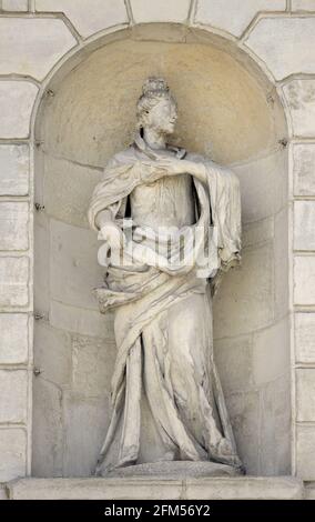 Londra, Inghilterra, Regno Unito. Statua di Anna di Danimarca (John Bushnell) - Temple Bar Gate (Sir Christopher Wren, 1672 - rilocata in Piazza Paternoster, 1880) Foto Stock