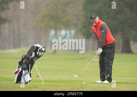 Ex Rugby Manager dell'Inghilterra Sir Clive Woodward che gioca a golf Foto Stock