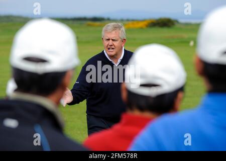 Colin Montgomerie parla con un gruppo di tifosi Foto Stock