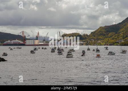 ULSTEINVIK, NORVEGIA - 2020 MAGGIO 17. Covid19 festa nazionale giorno sfilata con barche di smal nel fiordo per distanza di sicurezza. Foto Stock