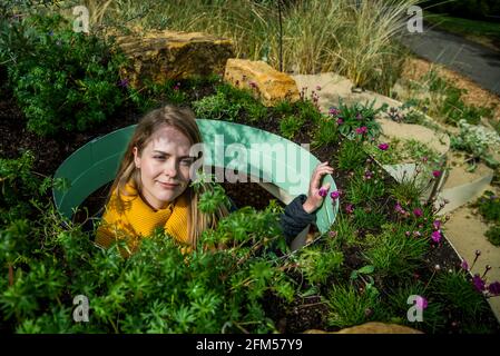 Londra, Regno Unito. 6 maggio 2021. Il pezzo centrale è sei ‘plantscapes' - che rappresentano paesaggi contrastanti trovati in tutto il Regno Unito. Ogni paesaggio - duna di sabbia (nella foto); brughiera; palude e prato; siepia; bosco; E URBAN - si ispira agli habitat prioritari del Regno Unito nel piano d'azione sulla biodiversità. Progettati dall'artista di Seattle Vaughn Bell, sono stati creati insieme al team di esperti del settore orticolo di Kew. Credit: Guy Bell/Alamy Live News Foto Stock