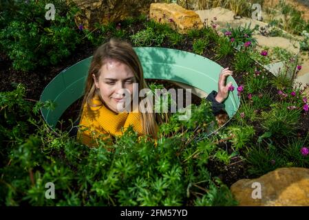 Londra, Regno Unito. 6 maggio 2021. Il pezzo centrale è sei ‘plantscapes' - che rappresentano paesaggi contrastanti trovati in tutto il Regno Unito. Ogni paesaggio - duna di sabbia (nella foto); brughiera; palude e prato; siepia; bosco; E URBAN - si ispira agli habitat prioritari del Regno Unito nel piano d'azione sulla biodiversità. Progettati dall'artista di Seattle Vaughn Bell, sono stati creati insieme al team di esperti del settore orticolo di Kew. Credit: Guy Bell/Alamy Live News Foto Stock